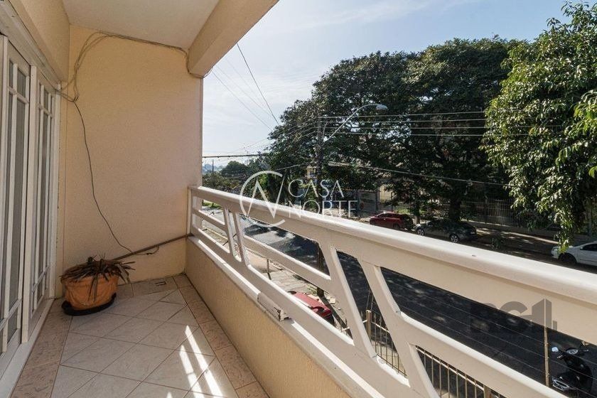 Casa à venda com 4 quartos, 266m², 1 suíte, 3 vagas, Avenida Delmar Rocha Barbosa no bairro Parque Santa Fé em Porto Alegre