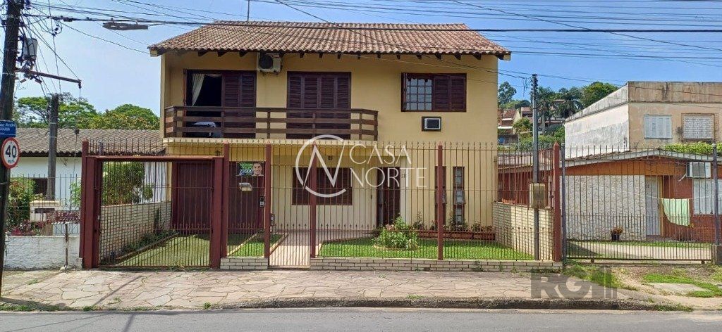 Casa à venda com 3 quartos, 271m², 1 suíte, 2 vagas, Rua Ibanez André Pitthan Souza no bairro Jardim Sabará em Porto Alegre