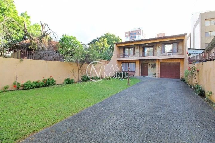 Sobrado à venda com 3 quartos, 223m², 1 suíte, 2 vagas, Avenida João Wallig no bairro Passo da Areia em Porto Alegre
