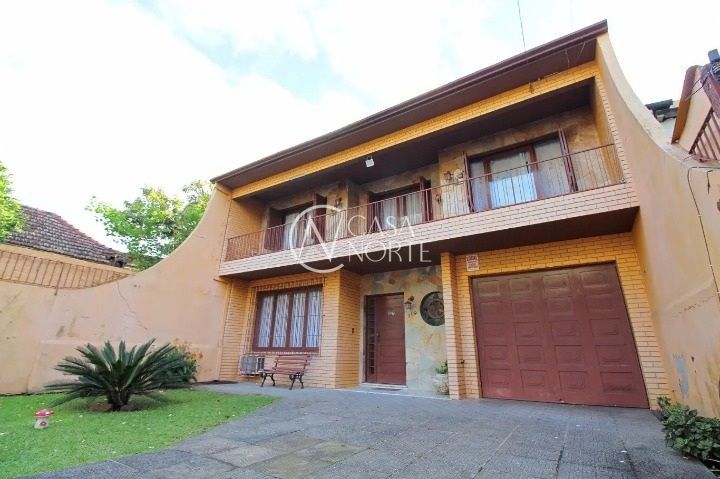 Sobrado à venda com 3 quartos, 223m², 1 suíte, 2 vagas, Avenida João Wallig no bairro Passo da Areia em Porto Alegre