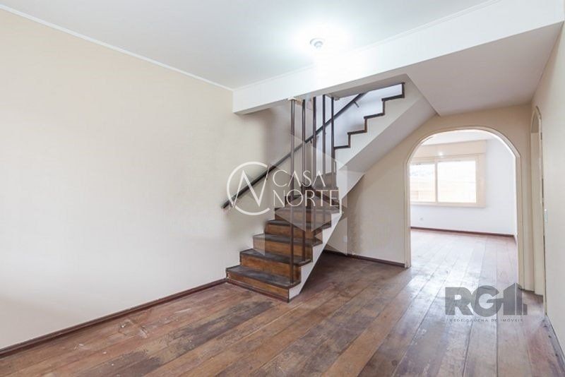 Casa à venda com 4 quartos, 280m², 1 suíte, 2 vagas, Rua Matias José Bins no bairro Chácara das Pedras em Porto Alegre