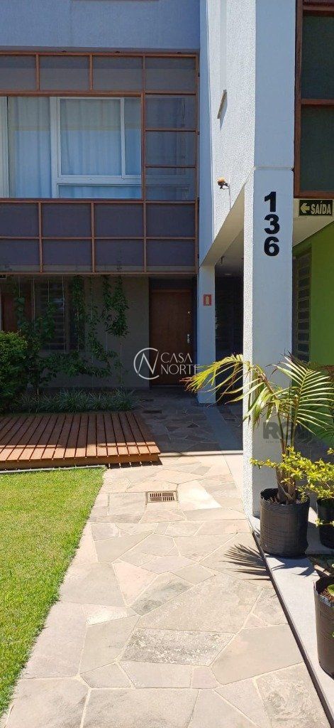 Sobrado à venda com 2 quartos, 139m², 2 suítes, 2 vagas, Rua Vinte e Quatro de Agosto no bairro Jardim Sabará em Porto Alegre