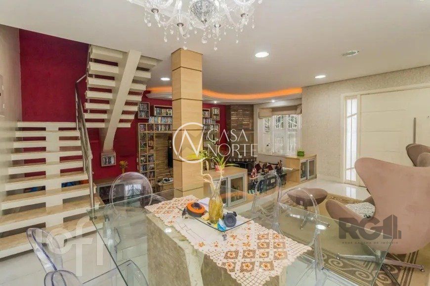 Casa à venda com 4 quartos, 330m², 4 suítes, 6 vagas, Rua Folha da Tarde no bairro Cristal em Porto Alegre