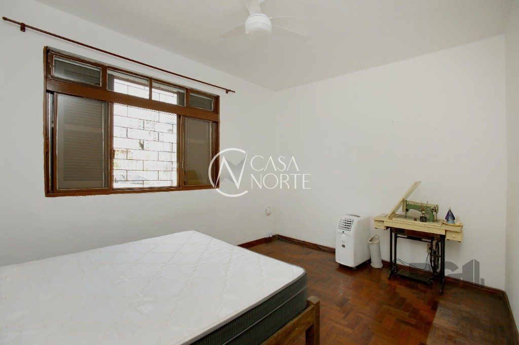 Casa à venda com 4 quartos, 150m², 3 vagas, Avenida Salvador Leão no bairro Sarandi em Porto Alegre