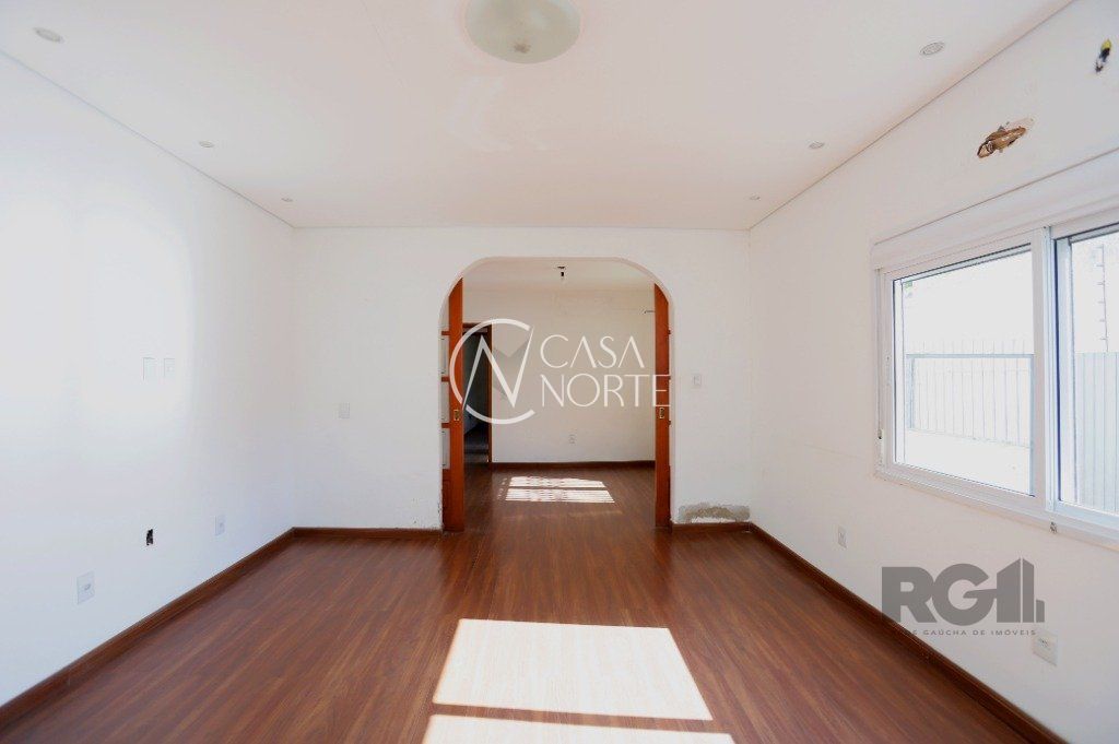 Casa à venda com 3 quartos, 200m², 1 suíte, 2 vagas, Rua Luiz Cosme no bairro Passo da Areia em Porto Alegre