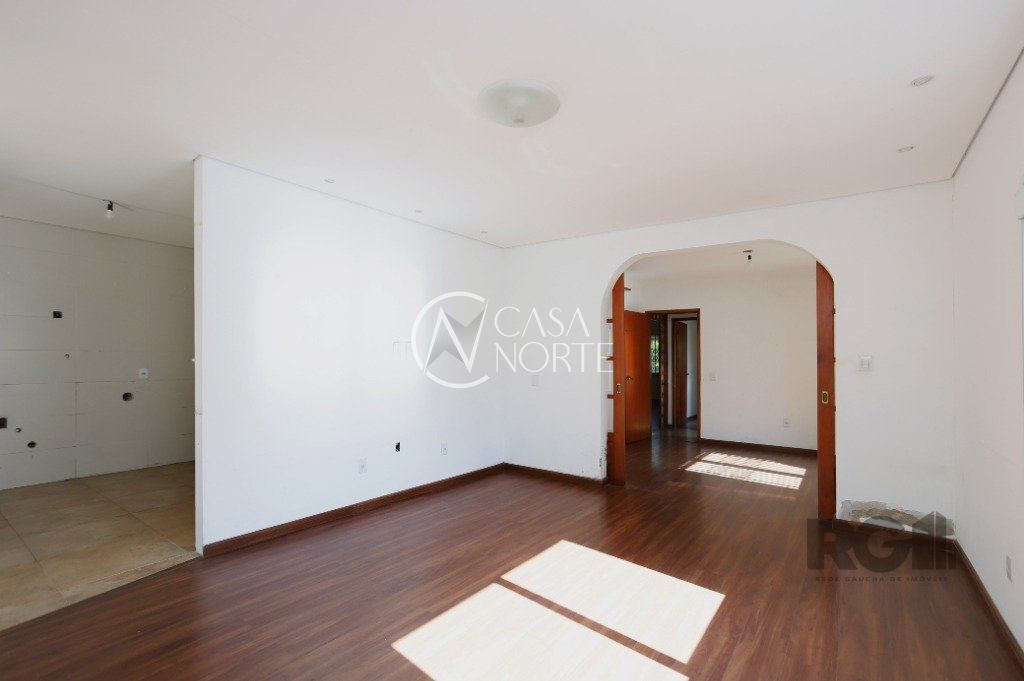 Casa à venda com 3 quartos, 200m², 1 suíte, 2 vagas, Rua Luiz Cosme no bairro Passo da Areia em Porto Alegre