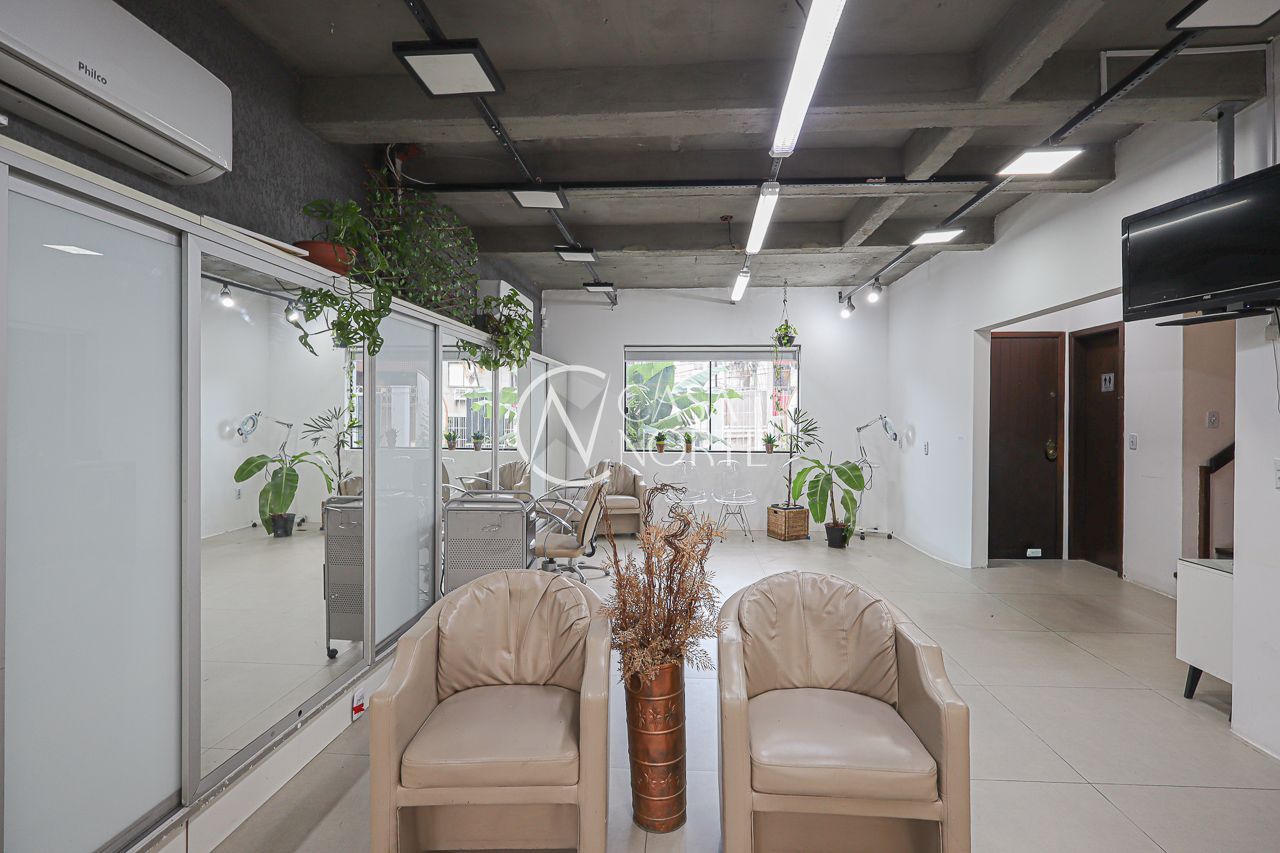 Casa à venda com 3 quartos, 293m², 2 suítes, 2 vagas, Rua Barão de Ubá no bairro Bela Vista em Porto Alegre