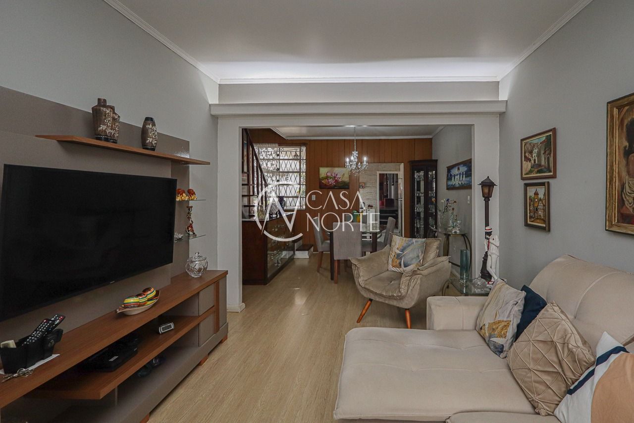 Casa à venda com 3 quartos, 166m², 1 suíte, 2 vagas, Rua Vinte e Quatro de Junho no bairro Passo da Areia em Porto Alegre