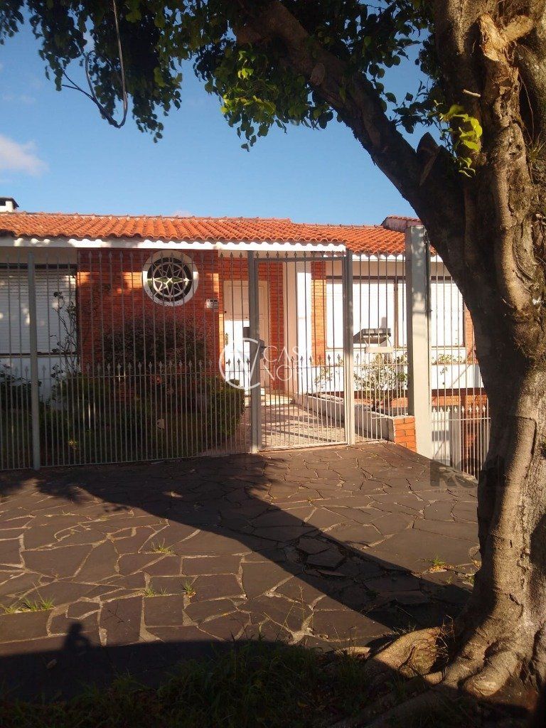 Casa à venda com 4 quartos, 414m², 1 suíte, 4 vagas, Rua Delfino Riet no bairro Santo Antônio em Porto Alegre