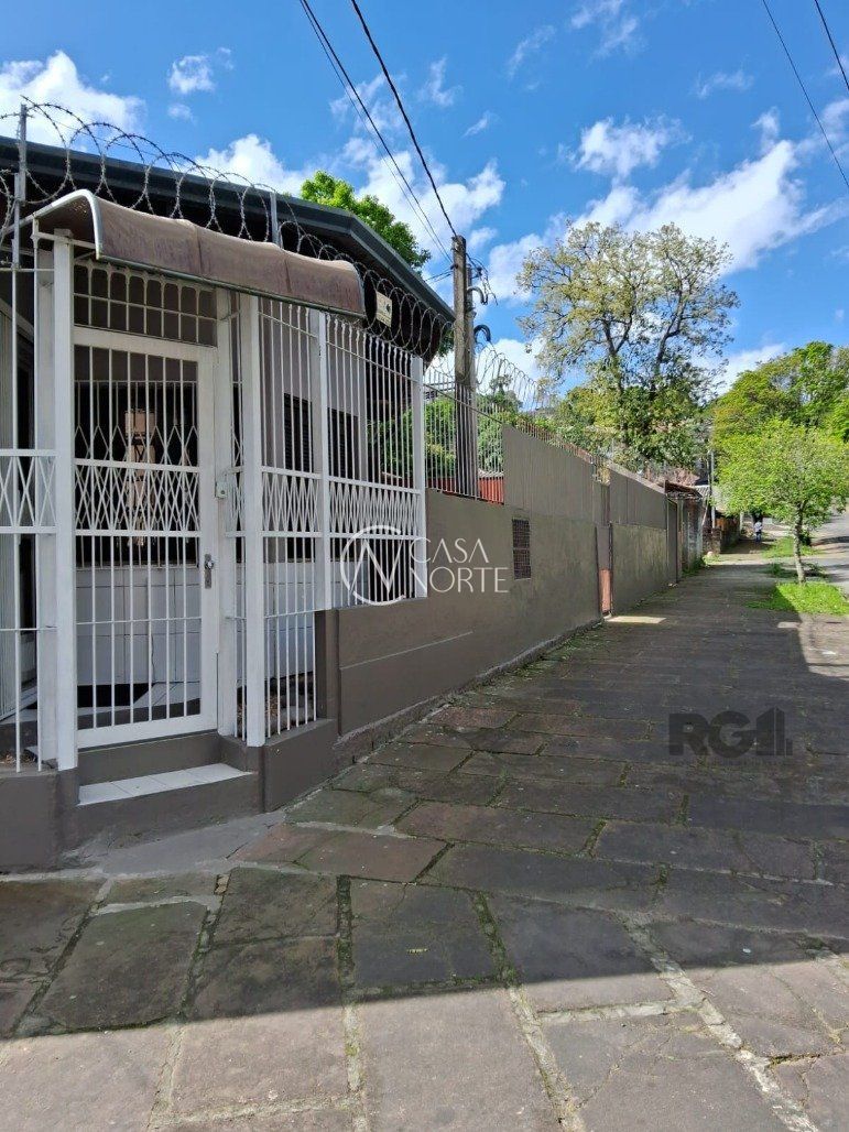 Casa à venda com 1 quarto, 200m², 1 vaga, Rua Dom João Vi no bairro Medianeira em Porto Alegre
