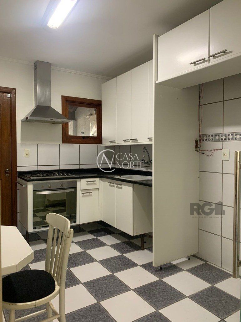 Casa de Condomínio à venda com 3 quartos, 233m², 1 suíte, 2 vagas, Avenida Eduardo Prado no bairro Cavalhada em Porto Alegre