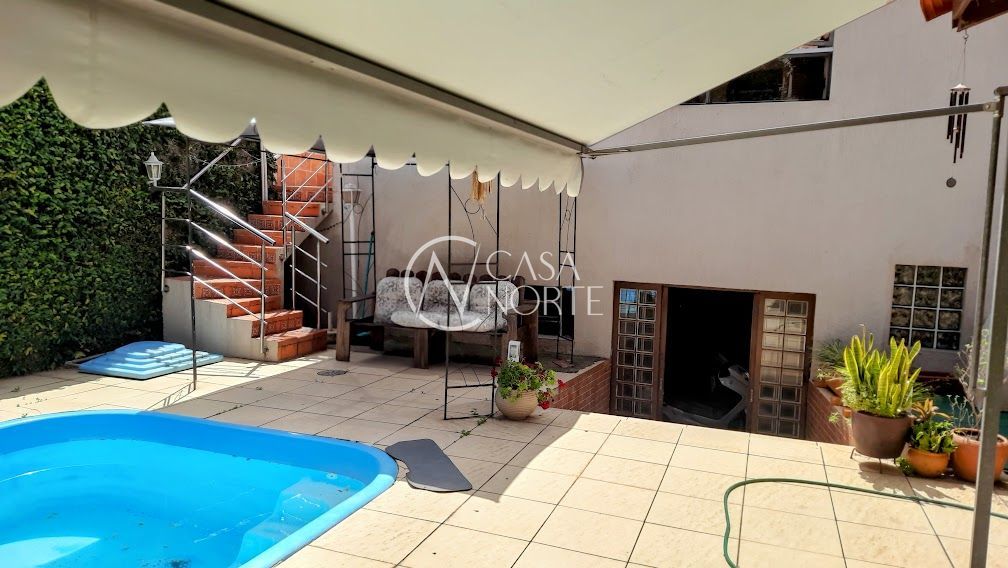 Casa à venda com 3 quartos, 230m², 2 vagas, Rua General Gomes Carneiro no bairro Medianeira em Porto Alegre