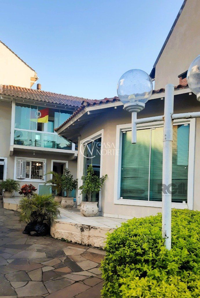 Casa à venda com 3 quartos, 150m², 1 suíte, 3 vagas, Rua Doutor Álvaro Sérgio Masera no bairro Medianeira em Porto Alegre