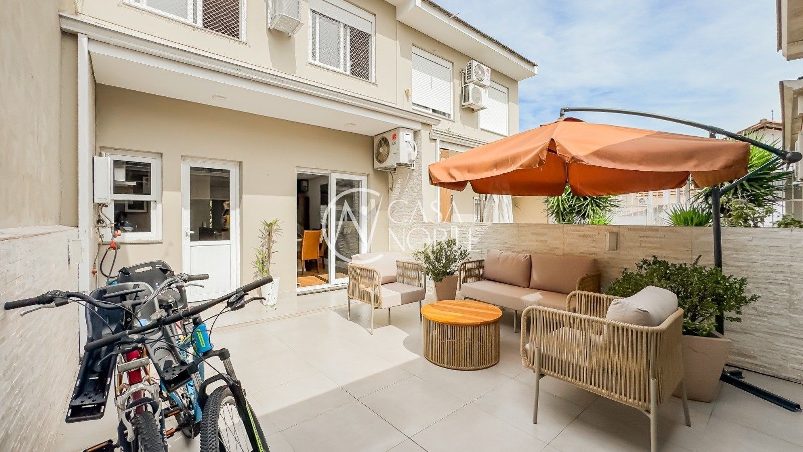 Sobrado à venda com 3 quartos, 209m², 1 suíte, 2 vagas, Rua Leopoldo Bettiol no bairro Jardim Sabará em Porto Alegre