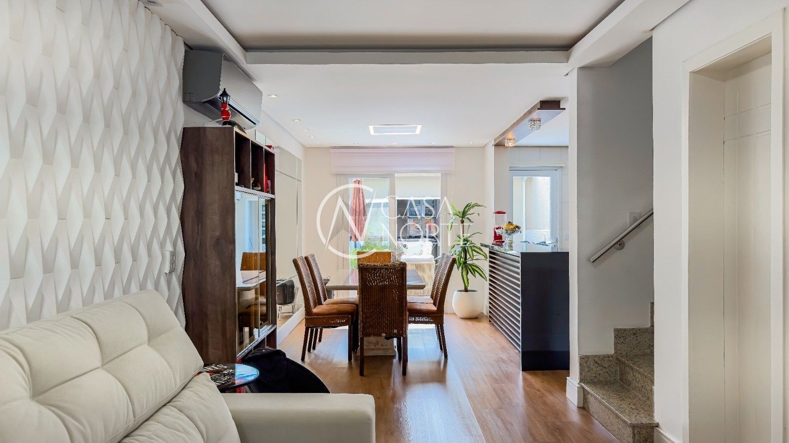 Sobrado à venda com 3 quartos, 209m², 1 suíte, 2 vagas, Rua Leopoldo Bettiol no bairro Jardim Sabará em Porto Alegre