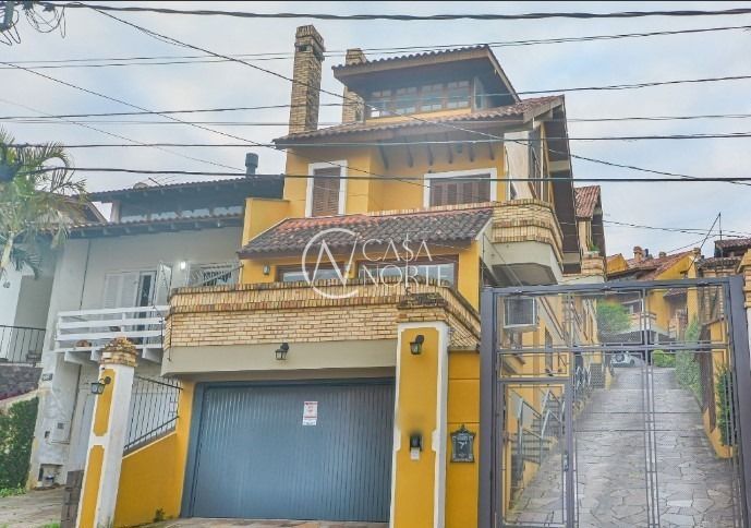 Casa à venda com 3 quartos, 210m², 1 suíte, 3 vagas, Rua Edgar Luiz Schneider no bairro Jardim Isabel em Porto Alegre