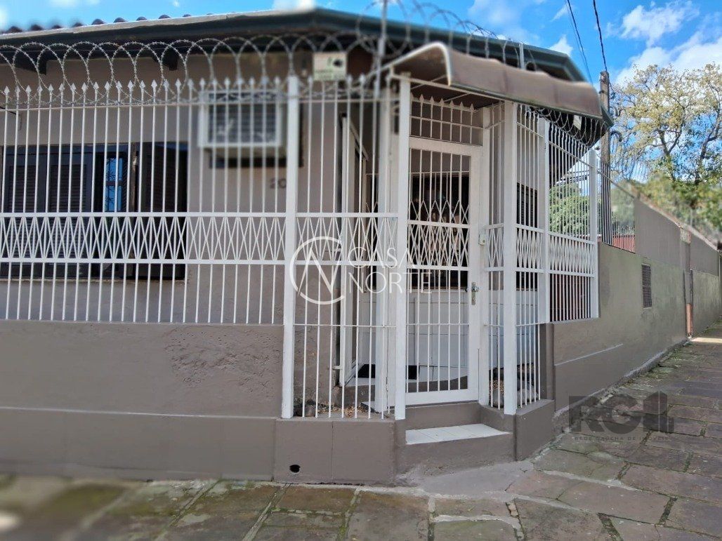 Casa à venda com 1 quarto, 200m², 1 vaga, Rua Dom João Vi no bairro Medianeira em Porto Alegre