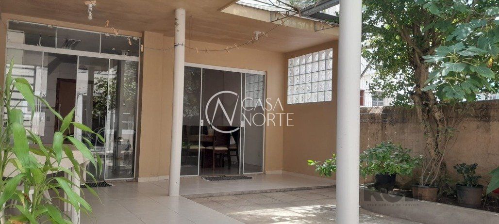 Casa à venda com 3 quartos, 200m², Rua Dom João Vi no bairro Medianeira em Porto Alegre