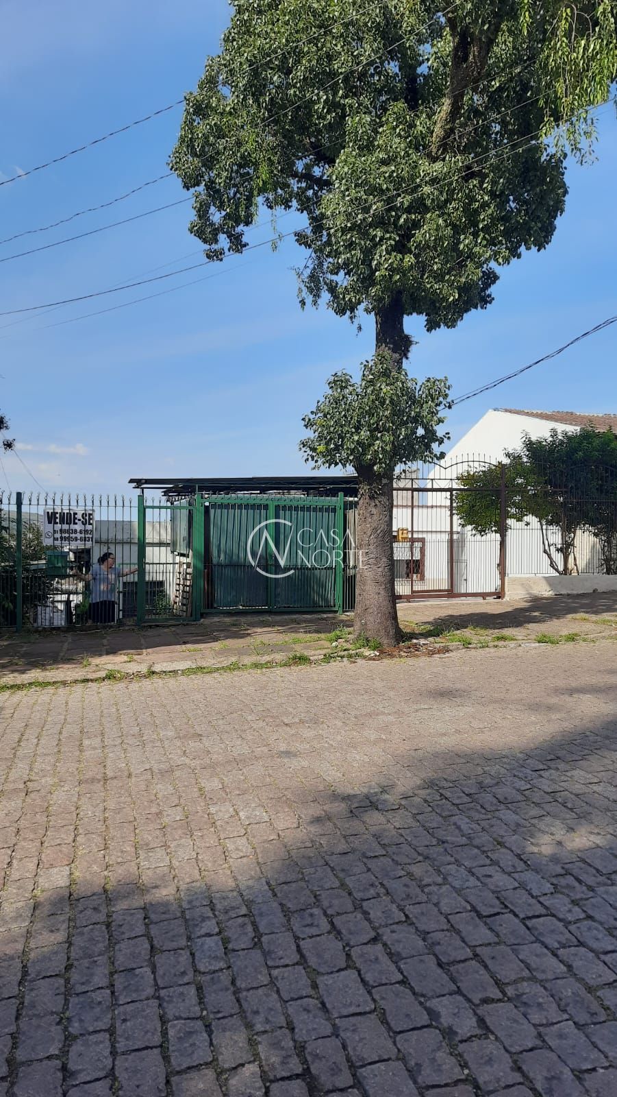 Terreno à venda  com 196m², Rua Caldre e Fião no bairro Santo Antônio em Porto Alegre