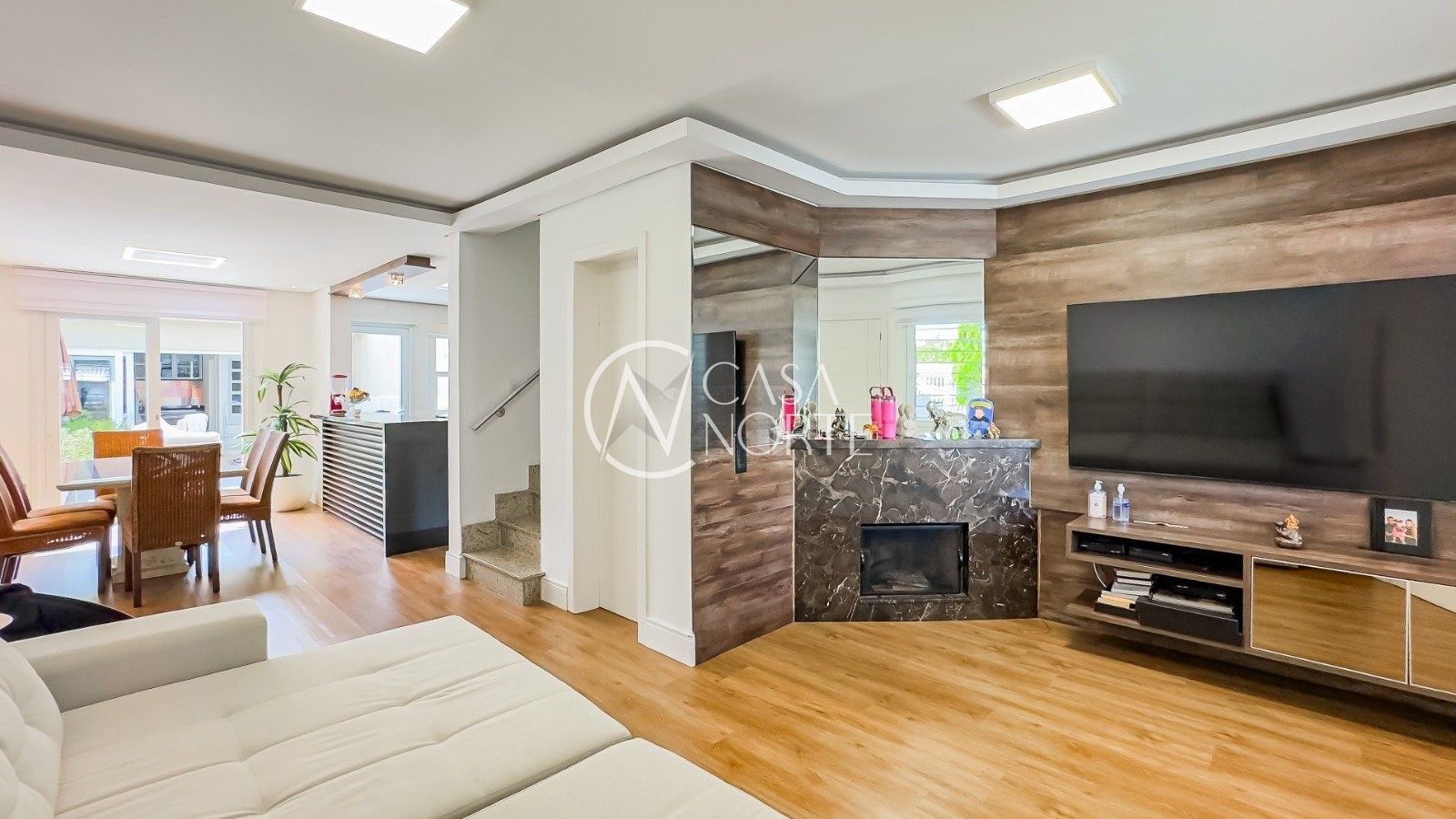 Sobrado à venda com 3 quartos, 209m², 1 suíte, 2 vagas, Rua Leopoldo Bettiol no bairro Jardim Sabará em Porto Alegre