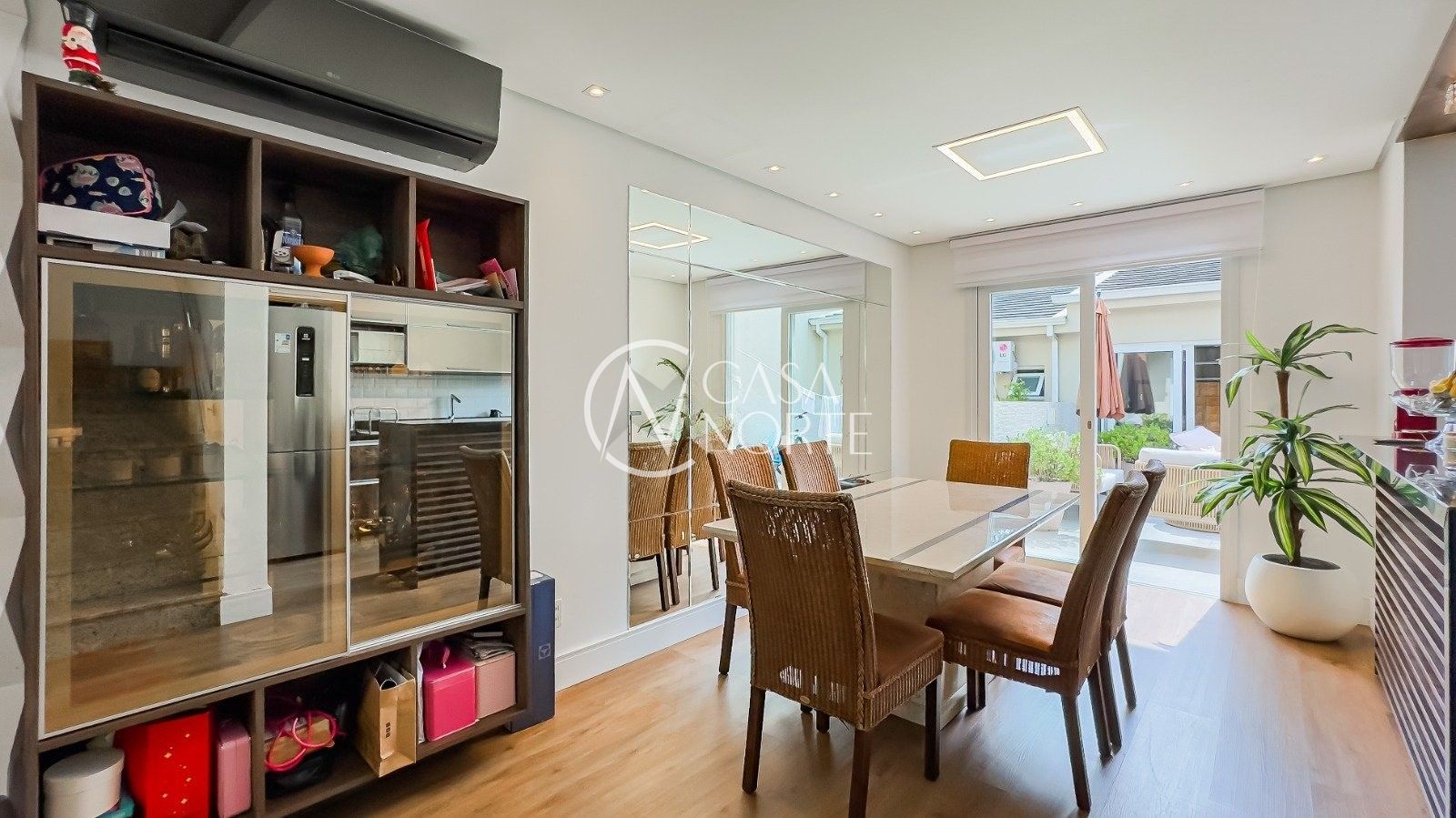 Sobrado à venda com 3 quartos, 209m², 1 suíte, 2 vagas, Rua Leopoldo Bettiol no bairro Jardim Sabará em Porto Alegre