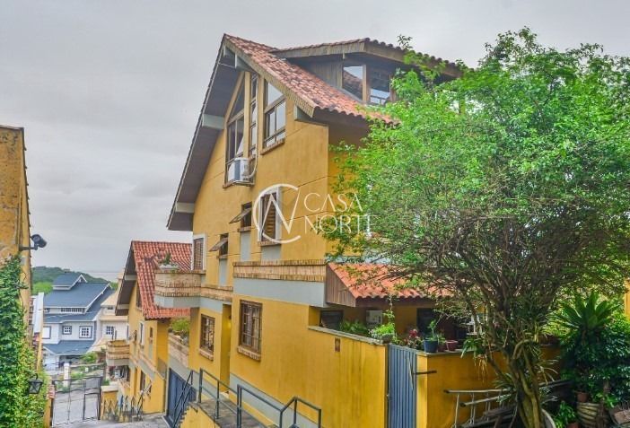 Casa à venda com 3 quartos, 210m², 1 suíte, 3 vagas, Rua Edgar Luiz Schneider no bairro Jardim Isabel em Porto Alegre