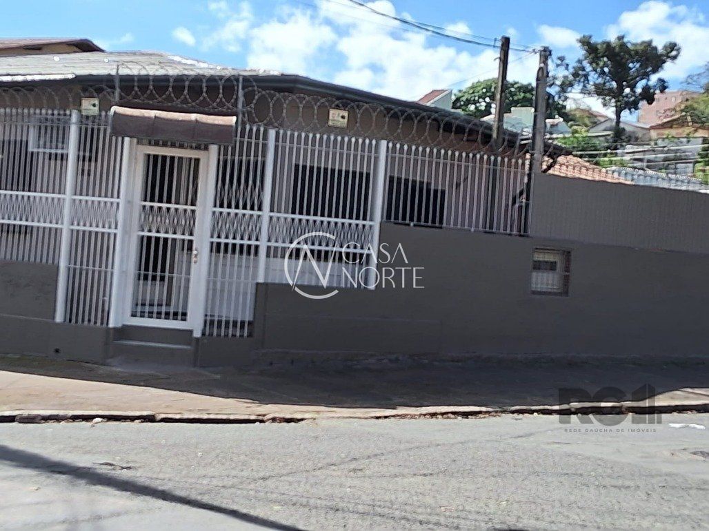 Casa à venda com 1 quarto, 200m², 1 vaga, Rua Dom João Vi no bairro Medianeira em Porto Alegre