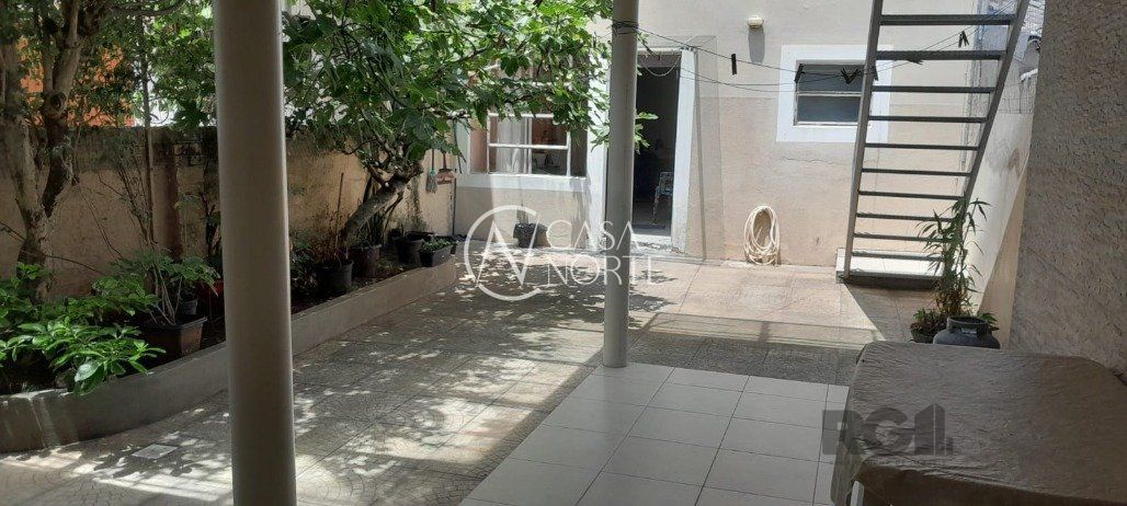 Casa à venda com 3 quartos, 200m², Rua Dom João Vi no bairro Medianeira em Porto Alegre