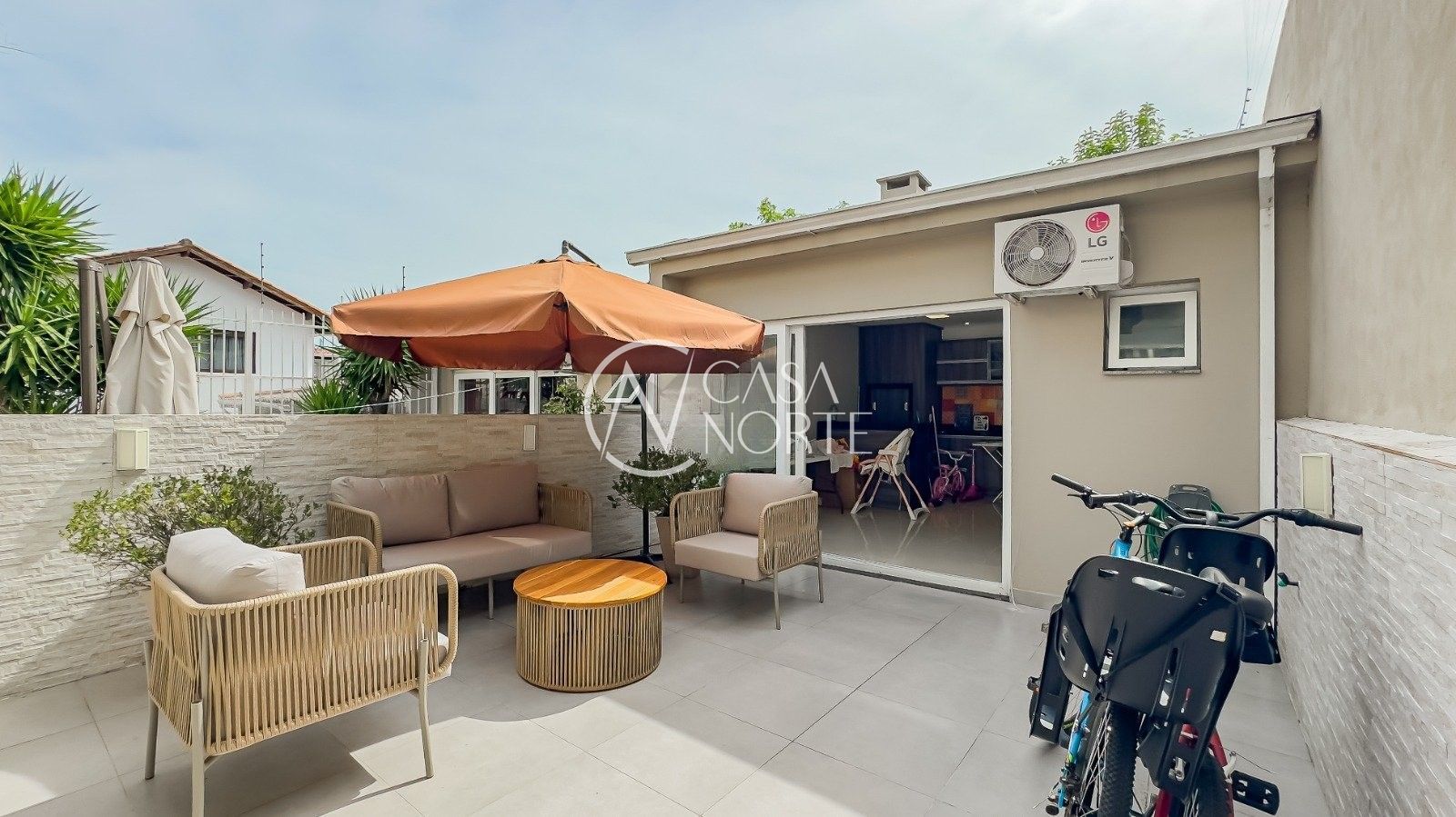 Sobrado à venda com 3 quartos, 209m², 1 suíte, 2 vagas, Rua Leopoldo Bettiol no bairro Jardim Sabará em Porto Alegre