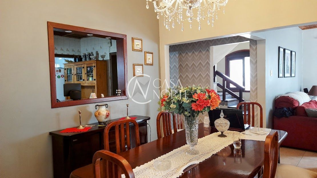 Casa à venda com 3 quartos, 230m², 2 vagas, Rua General Gomes Carneiro no bairro Medianeira em Porto Alegre