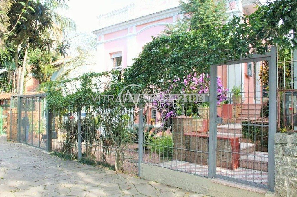 Casa à venda com 6 quartos, 212m², 4 vagas, Avenida Arnaldo Bohrer no bairro Teresópolis em Porto Alegre