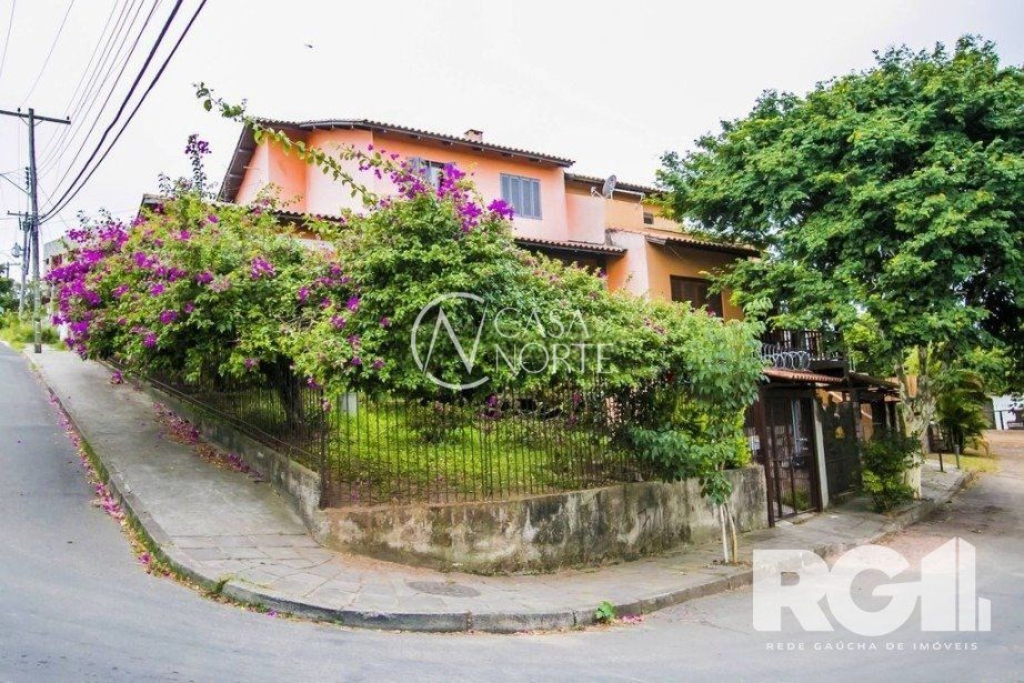 Casa à venda com 5 quartos, 215m², 1 suíte, 3 vagas, Rua Ângelo Passuelo no bairro Vila Nova em Porto Alegre