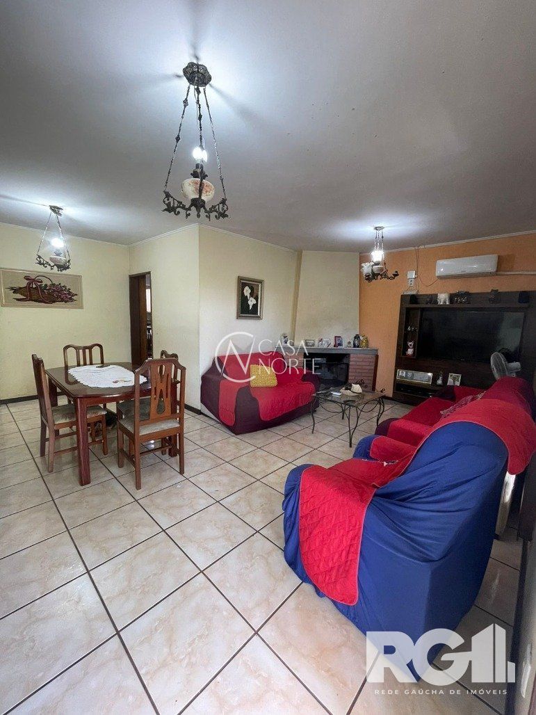 Casa à venda com 5 quartos, 215m², 1 suíte, 3 vagas, Rua Ângelo Passuelo no bairro Vila Nova em Porto Alegre