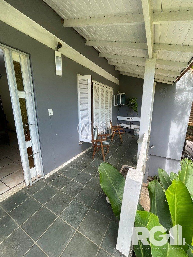 Casa à venda com 5 quartos, 215m², 1 suíte, 3 vagas, Rua Ângelo Passuelo no bairro Vila Nova em Porto Alegre