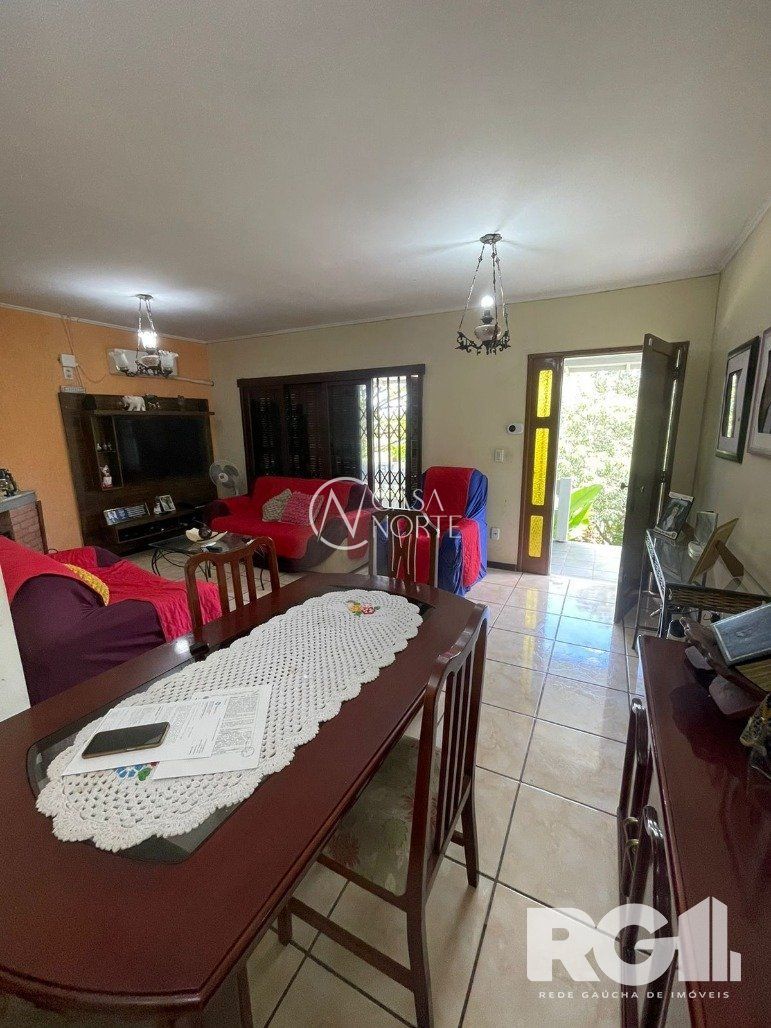 Casa à venda com 5 quartos, 215m², 1 suíte, 3 vagas, Rua Ângelo Passuelo no bairro Vila Nova em Porto Alegre