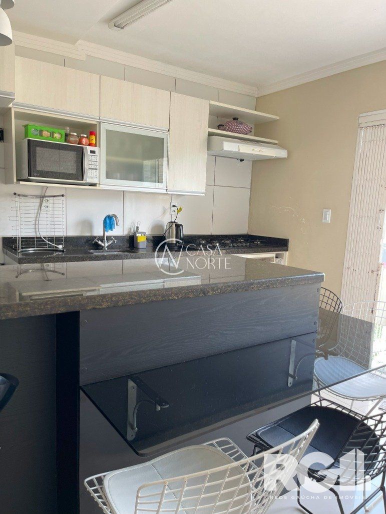 Casa à venda com 3 quartos, 165m², 1 suíte, 2 vagas, Rua Danton Kras Borges no bairro Guarujá em Porto Alegre