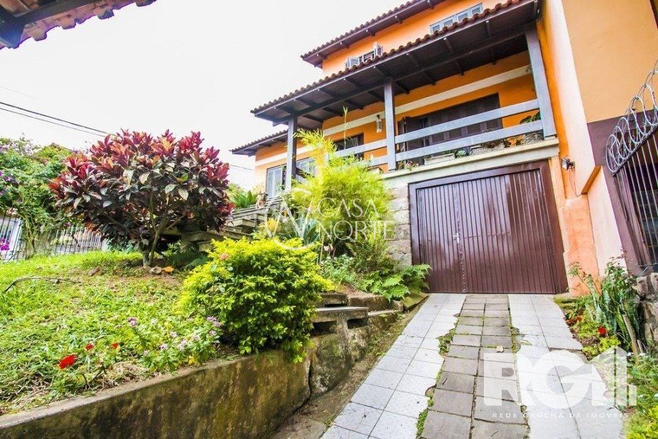 Casa à venda com 5 quartos, 215m², 1 suíte, 3 vagas, Rua Ângelo Passuelo no bairro Vila Nova em Porto Alegre