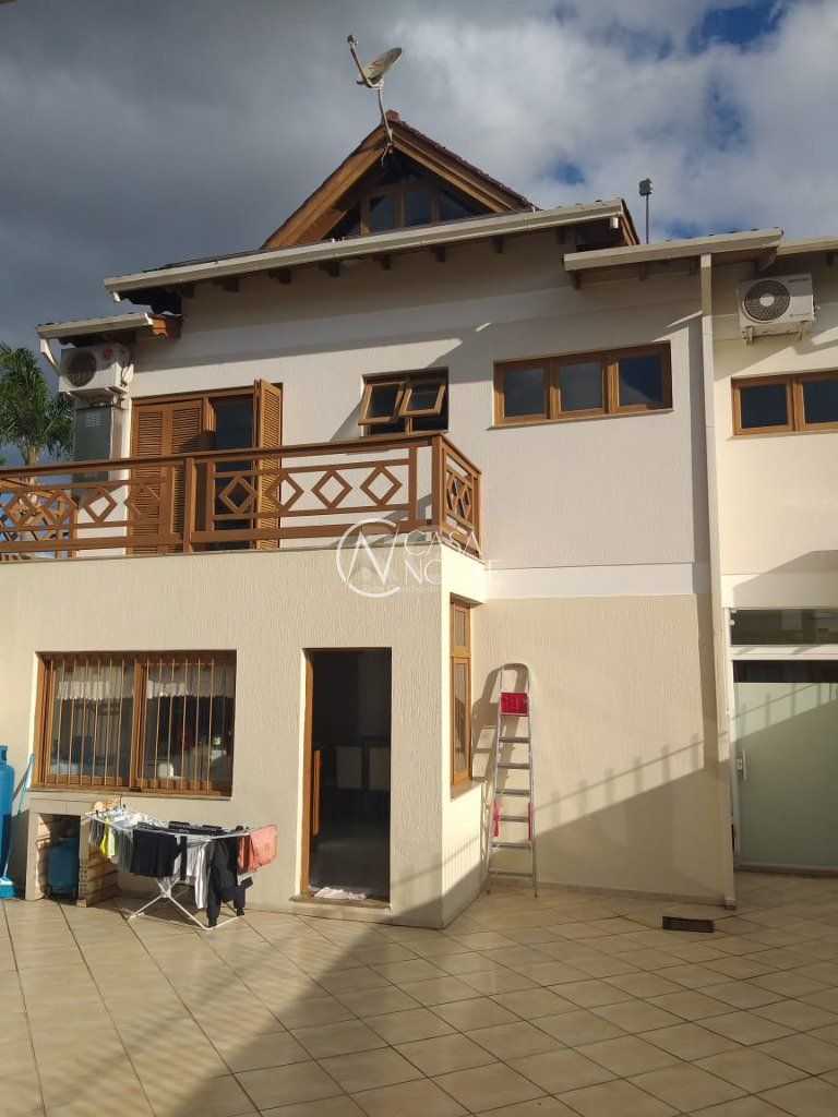 Casa de Condomínio à venda com 2 quartos, 237m², 1 suíte, 2 vagas, Rua Antônio Delapieve no bairro Mário Quintana em Porto Alegre