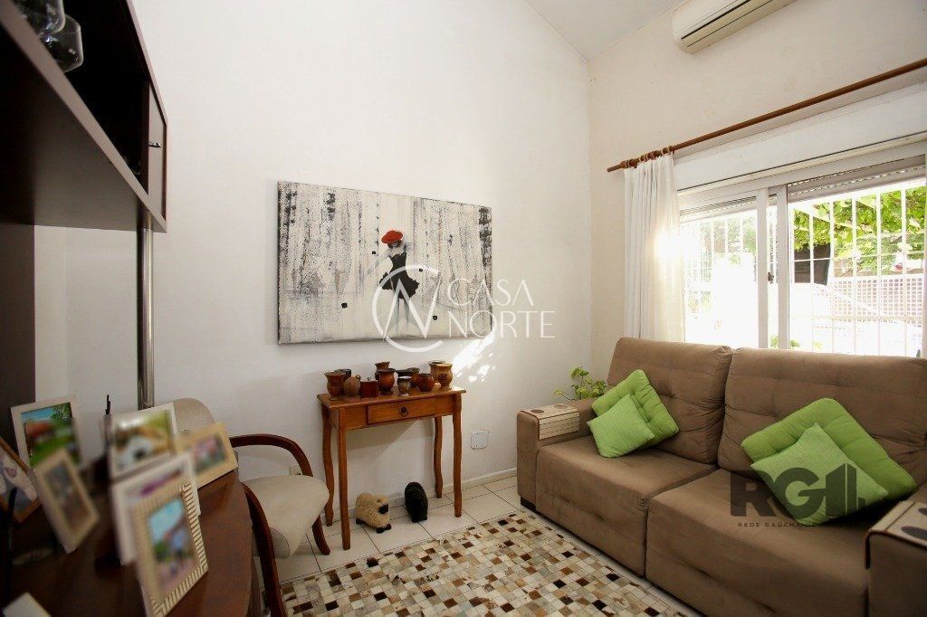 Casa à venda com 3 quartos, 70m², 2 vagas, Rua Professora Ziláh Totta no bairro Jardim Leopoldina em Porto Alegre