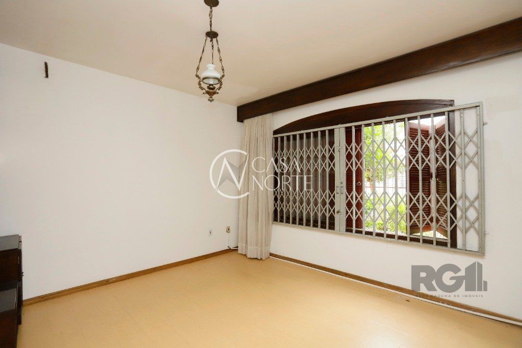 Casa à venda com 5 quartos, 230m², 1 suíte, 4 vagas, Rua Fátima no bairro Partenon em Porto Alegre