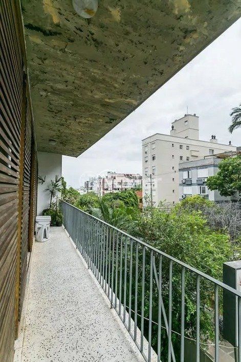 Casa à venda com 4 quartos, 290m², 1 suíte, 10 vagas, Avenida Mariland - de 852 a 1100 - Lado Par no bairro Auxiliadora em Porto Alegre