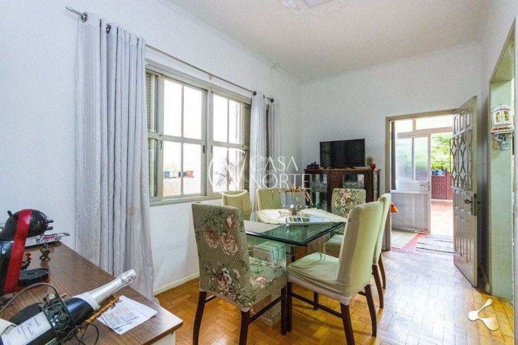 Casa à venda com 4 quartos, 221m², 1 suíte, 2 vagas, Rua Ernesto da Fontoura no bairro São Geraldo em Porto Alegre