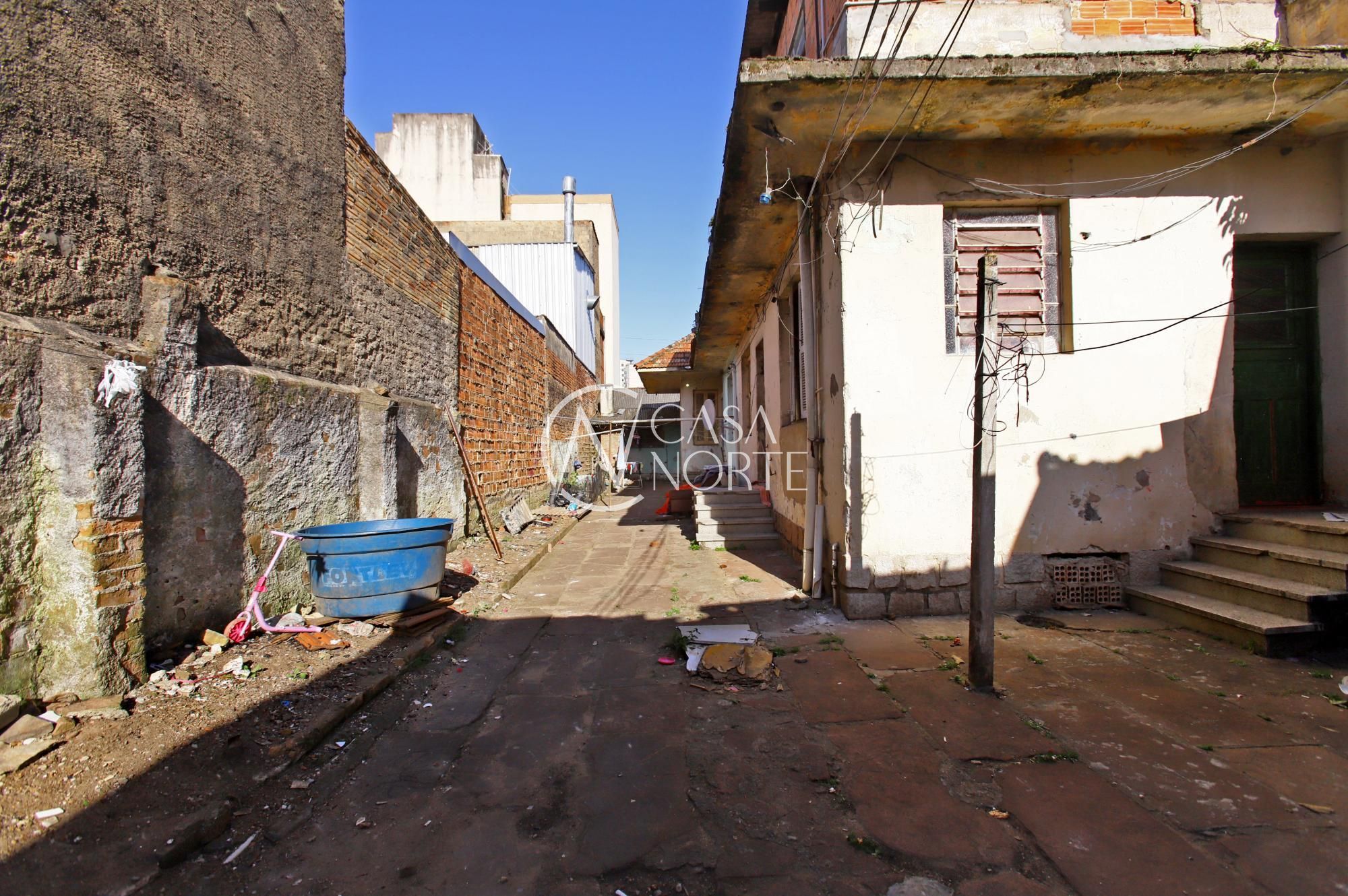 Casa à venda com 9 quartos, 414m², 2 vagas, Rua Conselheiro Travassos no bairro São Geraldo em Porto Alegre