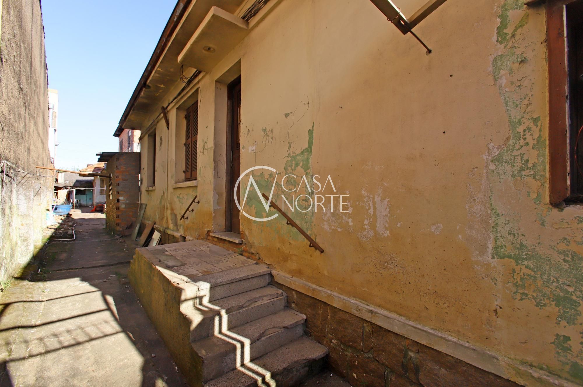 Casa à venda com 9 quartos, 414m², 2 vagas, Rua Conselheiro Travassos no bairro São Geraldo em Porto Alegre