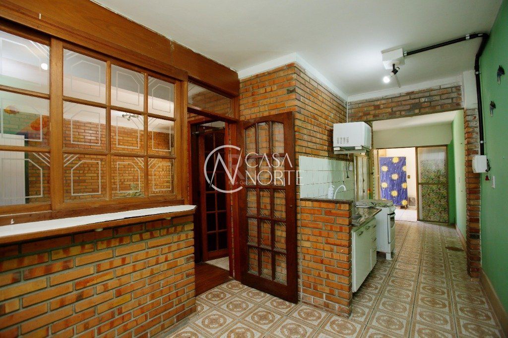 Casa à venda com 3 quartos, 350m², 3 vagas, Avenida Assis Brasil no bairro Passo da Areia em Porto Alegre