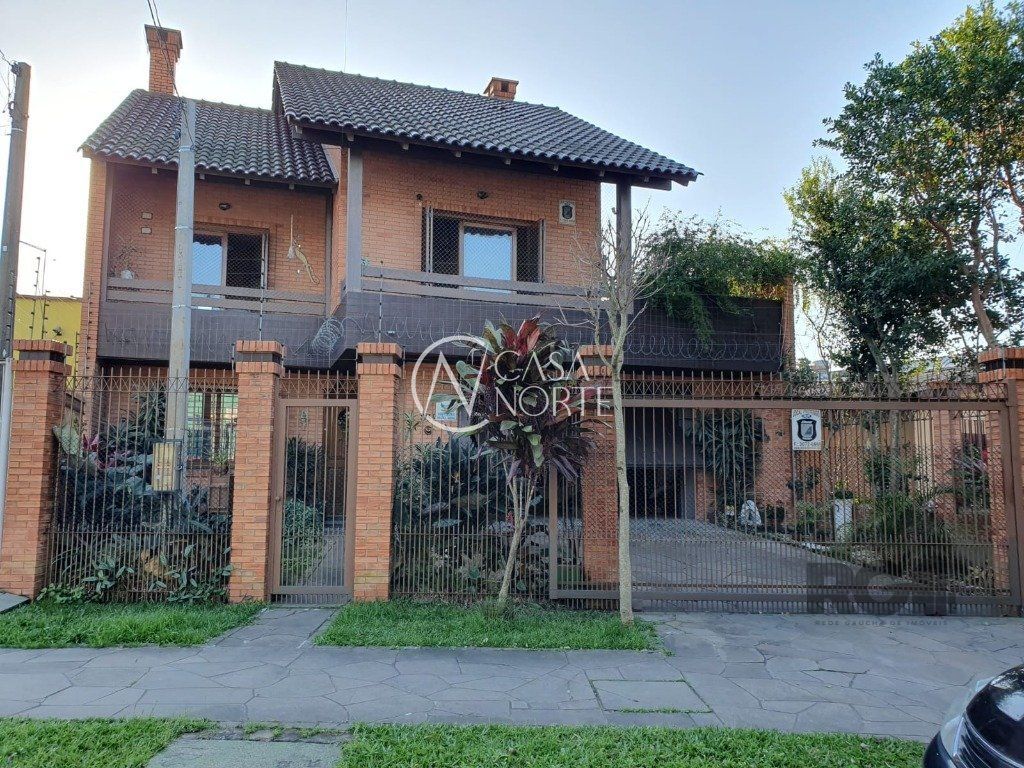 Sobrado à venda com 3 quartos, 212m², 1 suíte, 4 vagas, Rua Conselheiro Davila no bairro Jardim Floresta em Porto Alegre