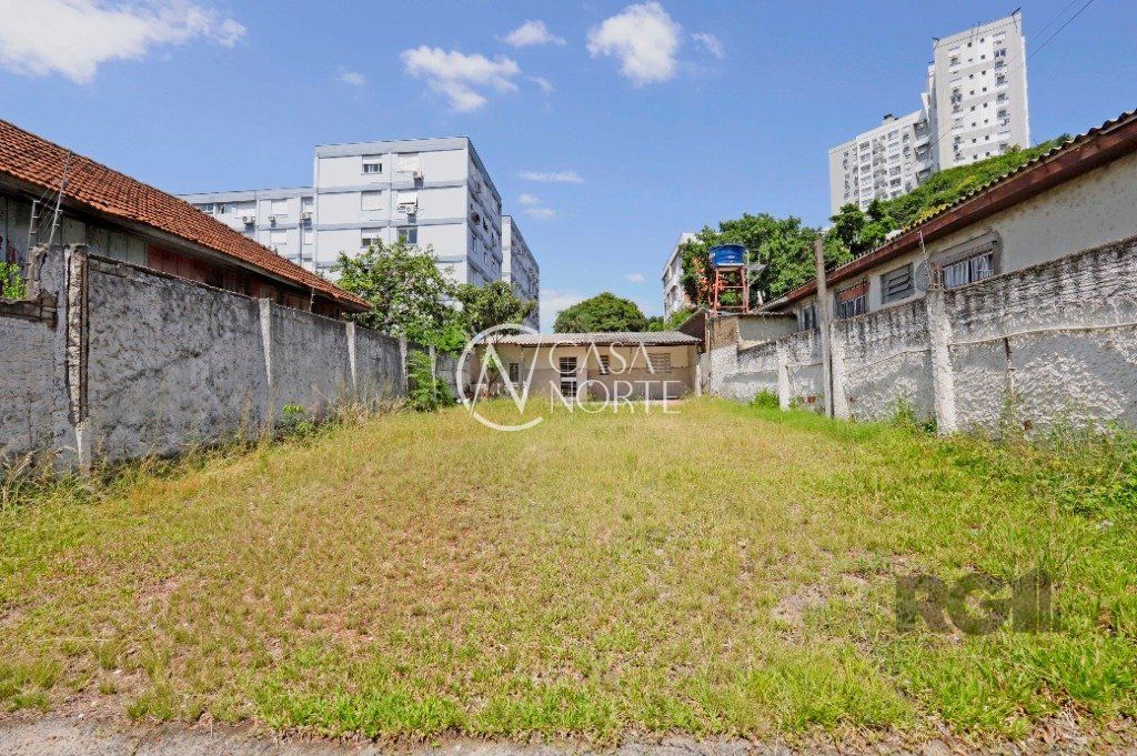 Terreno à venda  com 300m², Rua Frei Germano no bairro Partenon em Porto Alegre