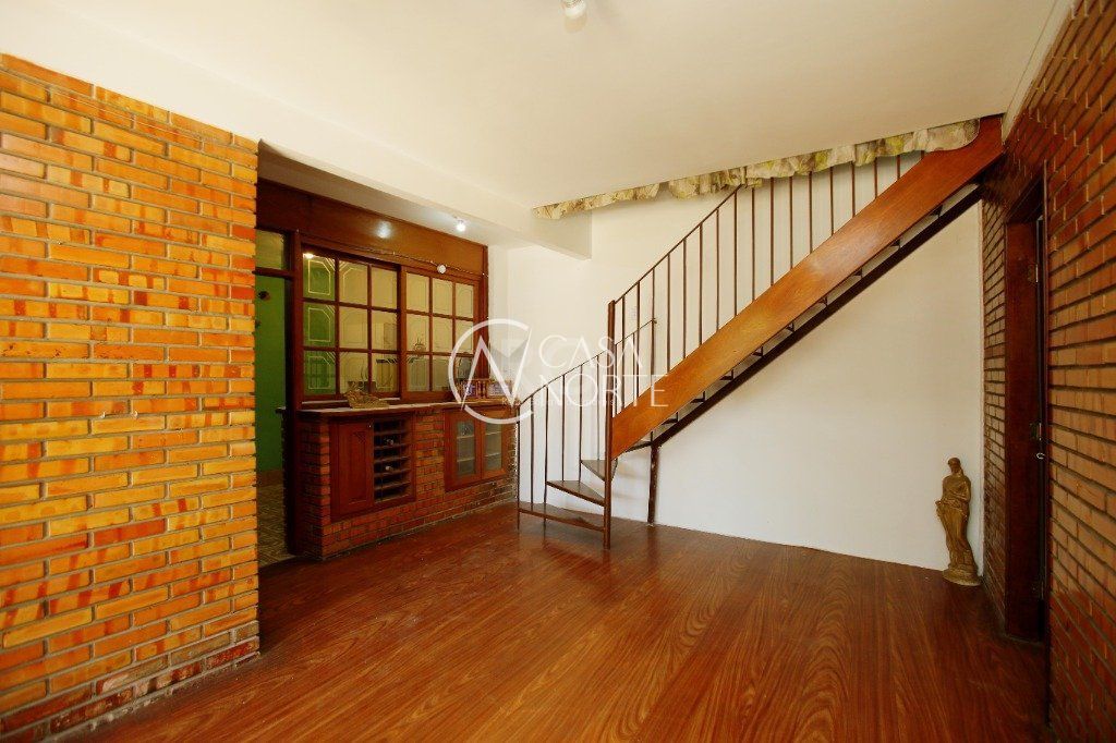 Casa à venda com 3 quartos, 350m², 3 vagas, Avenida Assis Brasil no bairro Passo da Areia em Porto Alegre