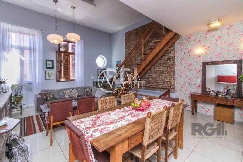 Casa à venda com 3 quartos, 490m², 1 suíte, Rua Comendador Coruja no bairro Floresta em Porto Alegre