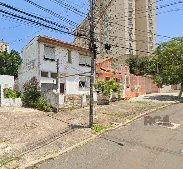 Casa à venda com 3 quartos, 155m², 3 vagas, Rua Umbú no bairro Passo da Areia em Porto Alegre